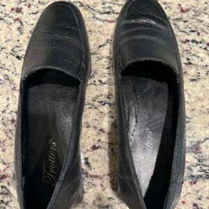 Trotter's Black Leather Flats